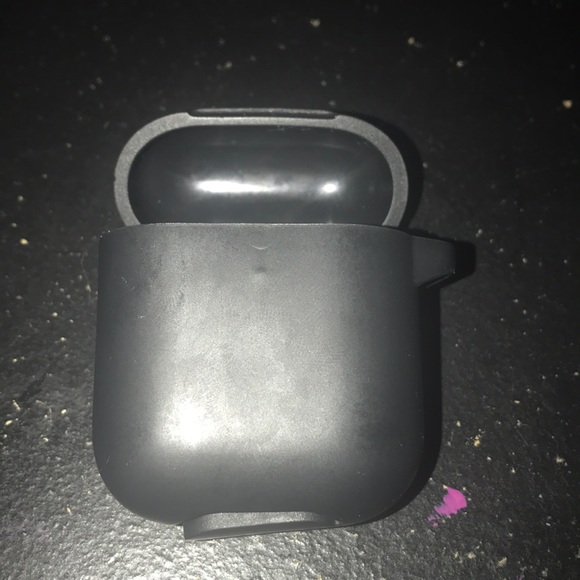 Black AirPod case - Picture 1 of 3